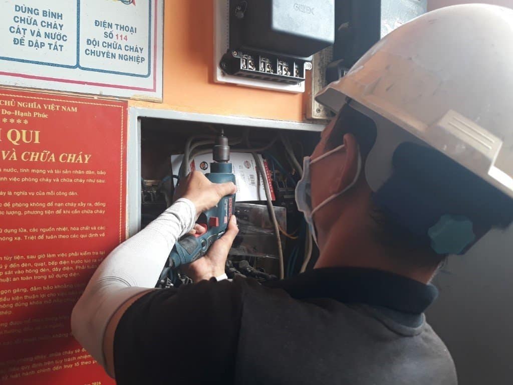 thi công vỏ tủ điện âm tường
