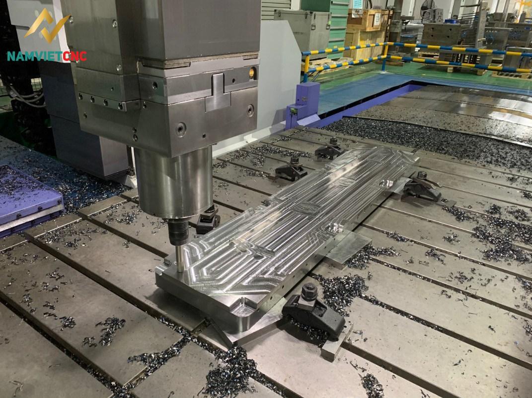 Máy CNC đang chạy bị dừng lại