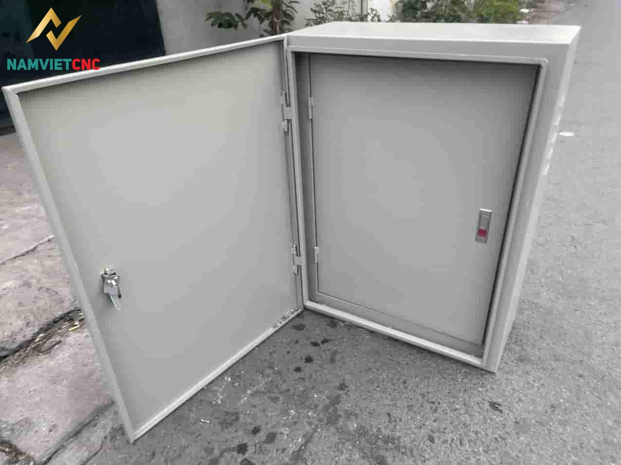 So sánh tủ điện kim loại và tủ điện nhựa