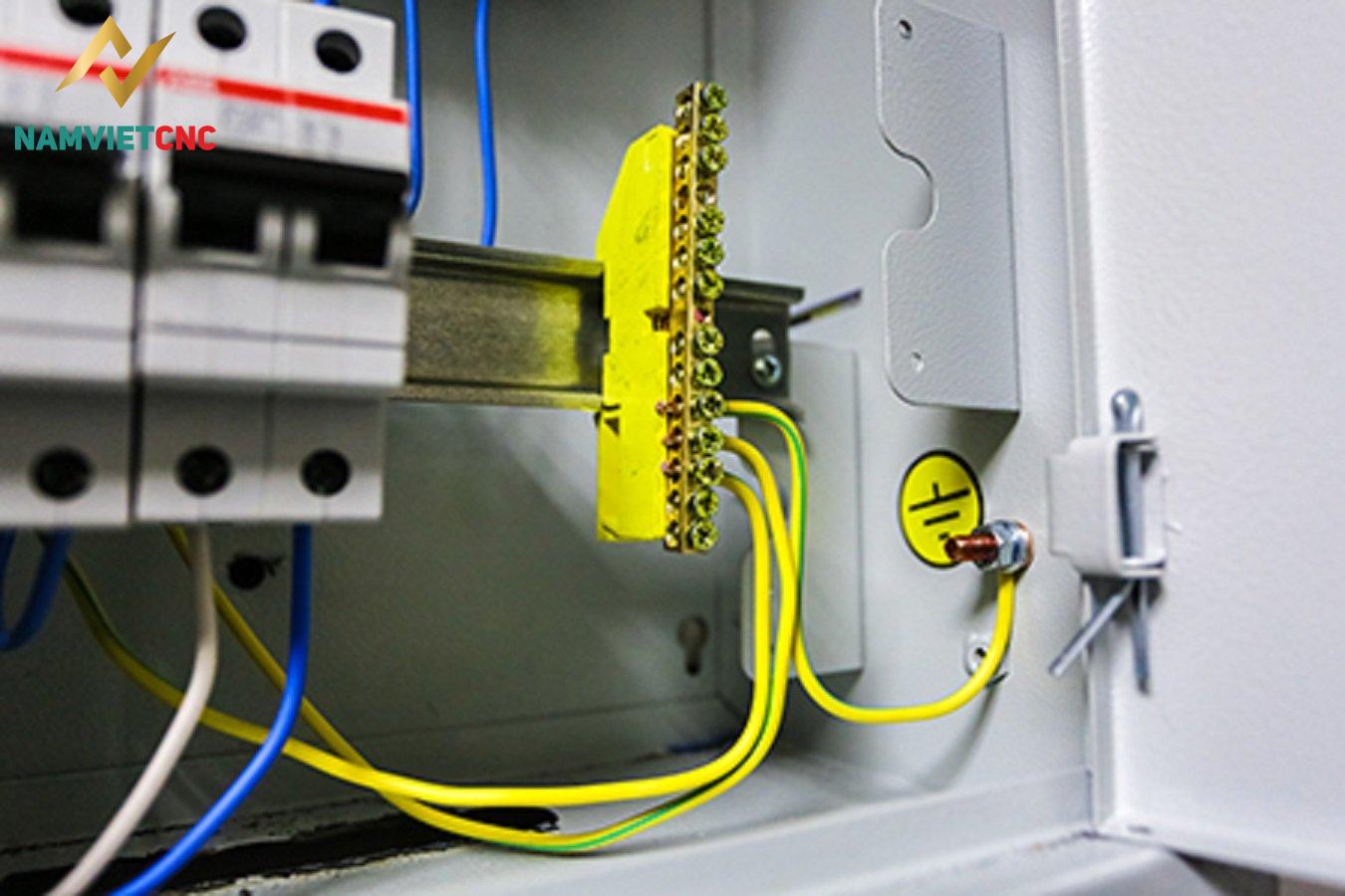 mua vỏ tủ điện trong nhà tại Nam Việt CNC